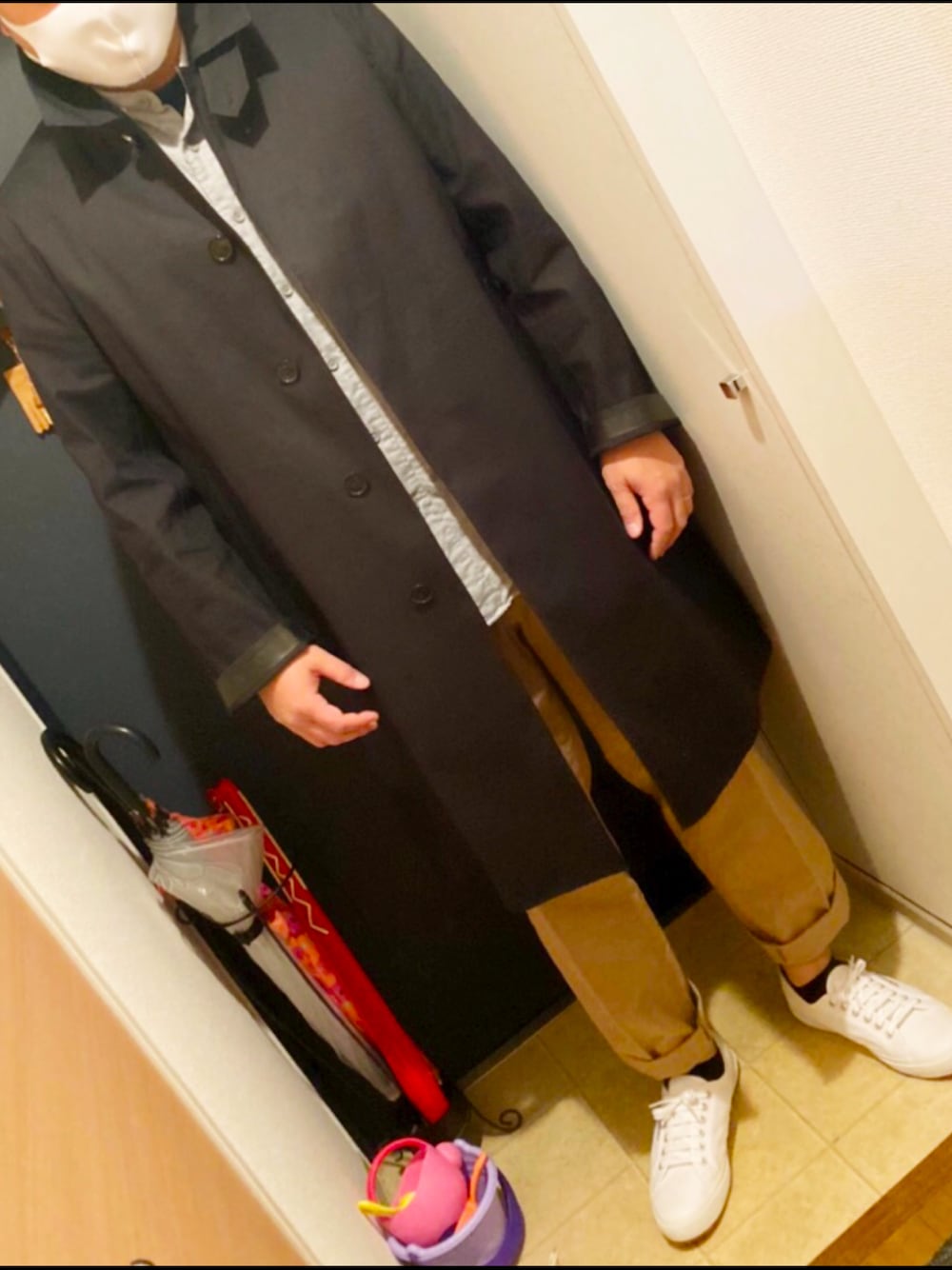 「休日スタイル、きれいめカジュアル」｜「MackintoshのDUNKELD（ステンカラーコート、ブラック系）」を使った、yousukeさん（メンズ・180cm）の春コーディネートの1枚目の写真