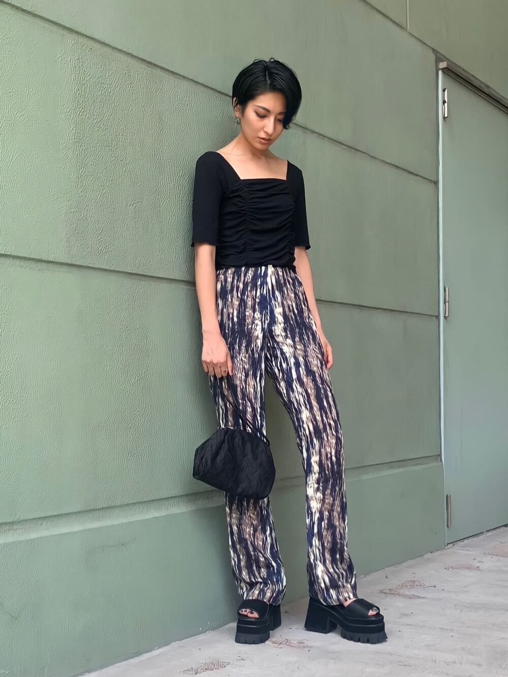 ブラック系のサンダル、その他のその他パンツ、ブラック系のTシャツ/カットソーを着用したレディースの夏コーディネートの1枚目の写真