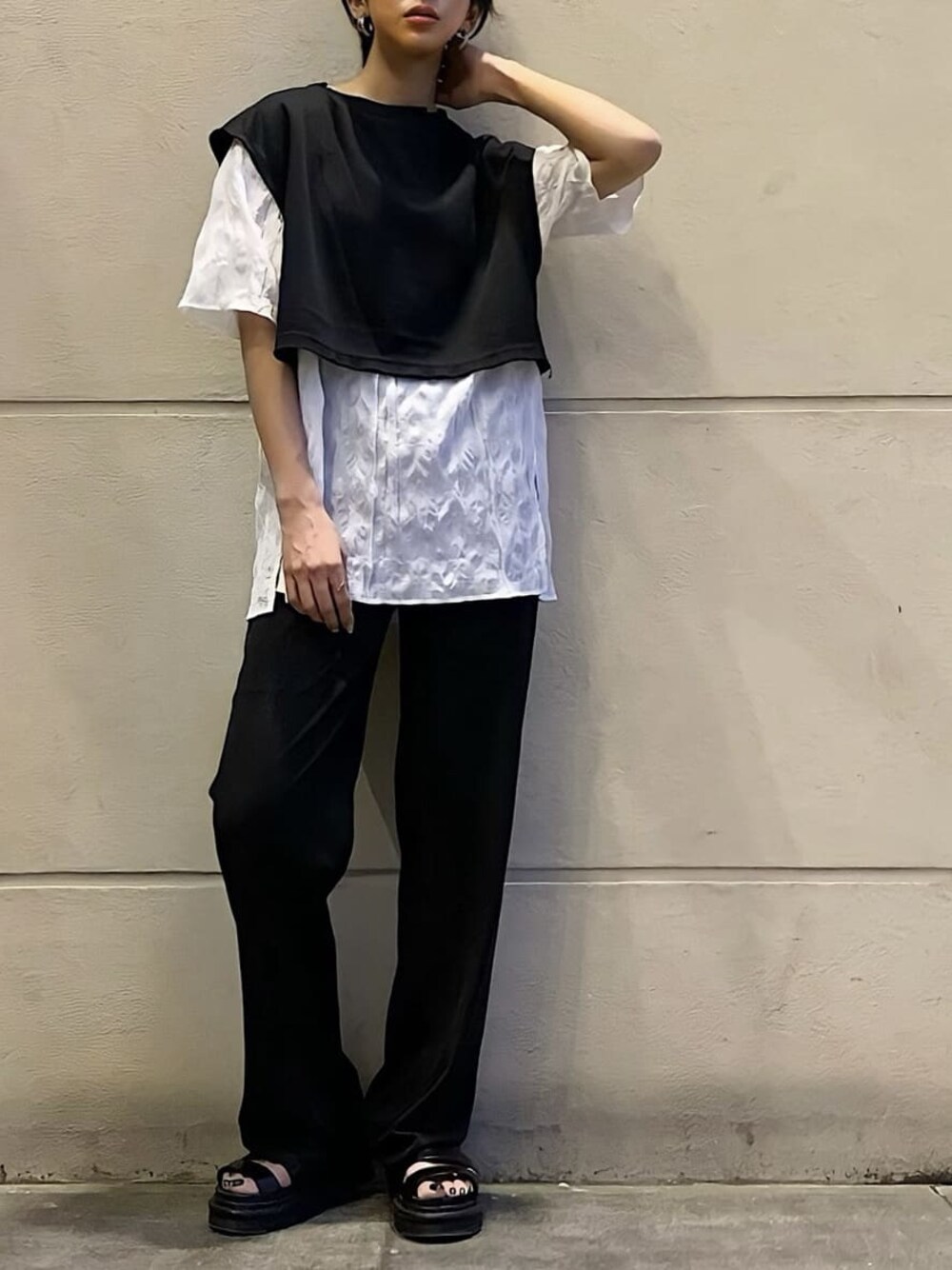 ブラック系のその他パンツ、ブラック系のTシャツ/カットソーを着用したレディースの夏コーディネートの1枚目の写真