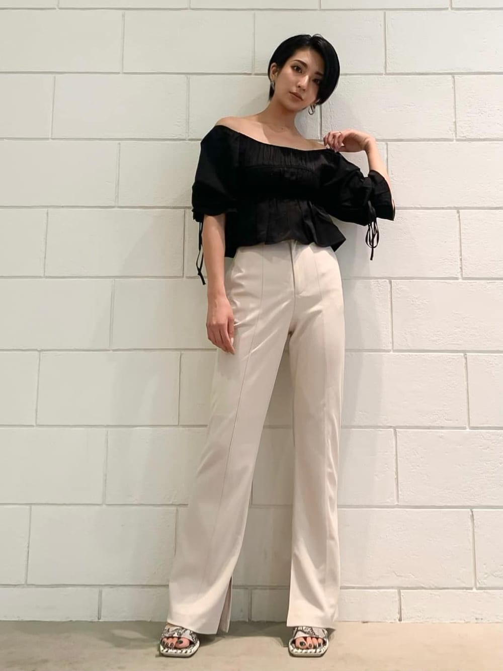 その他のその他シューズ、ブラック系のシャツ/ブラウスを着用したレディースの夏コーディネートの1枚目の写真