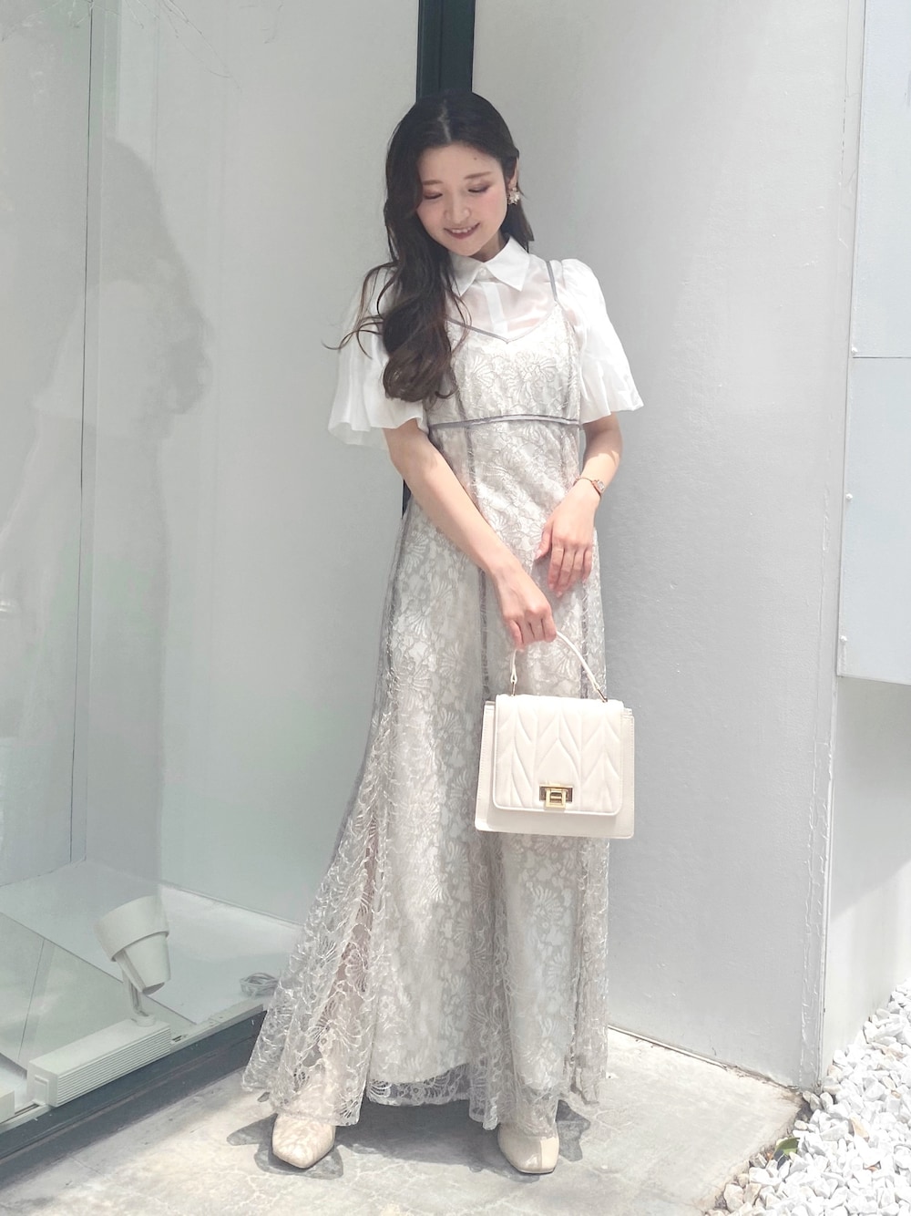 ホワイト系のブーツ、ホワイト系のショルダーバッグ、グレー系のワンピースを着用したレディースの秋コーディネートの1枚目の写真