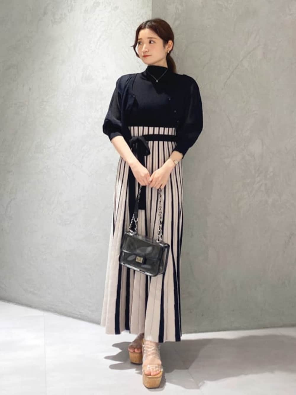 その他のサンダル、ブラック系のワンピース、ブラック系のカーディガン/ボレロを着用したレディースの夏コーディネートの1枚目の写真