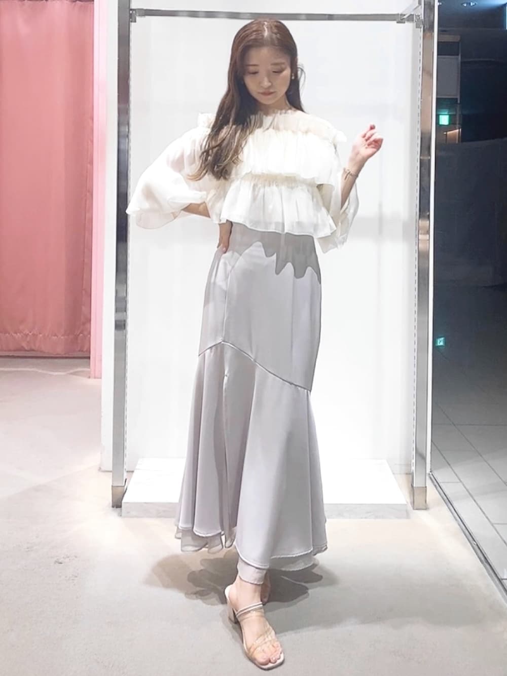 その他のサンダル、グレー系のスカート、ホワイト系のシャツ/ブラウスを着用したレディースの夏コーディネートの1枚目の写真