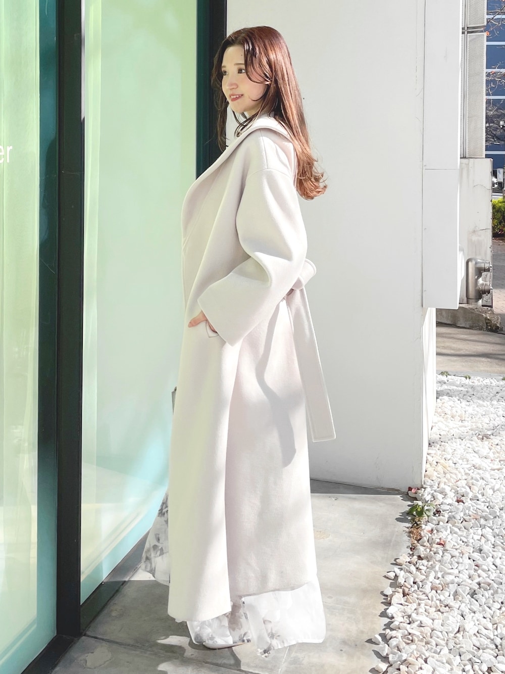 「マーキュリーデュオ(MERCURYDUO)、マーキュリーデュオ、冬コーデ、お出かけコーデ、大人かわいい、冬ファッション、淡色コーデ、着回しコーデ、コート、ロングコート、花柄ワンピース、オトナ女子、デニムコーデ」｜「MERCURYDUOのフラワードッキングロングスリーブワンピース（ワンピース、ベージュ系）」を使った、nayuuさん（レディース・150cm）の冬コーディネートの1枚目の写真