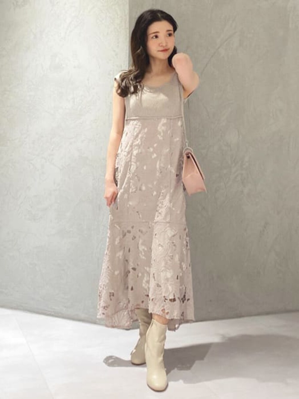 ベージュ系のその他シューズ、ベージュ系のワンピースを着用したレディースの春コーディネートの1枚目の写真