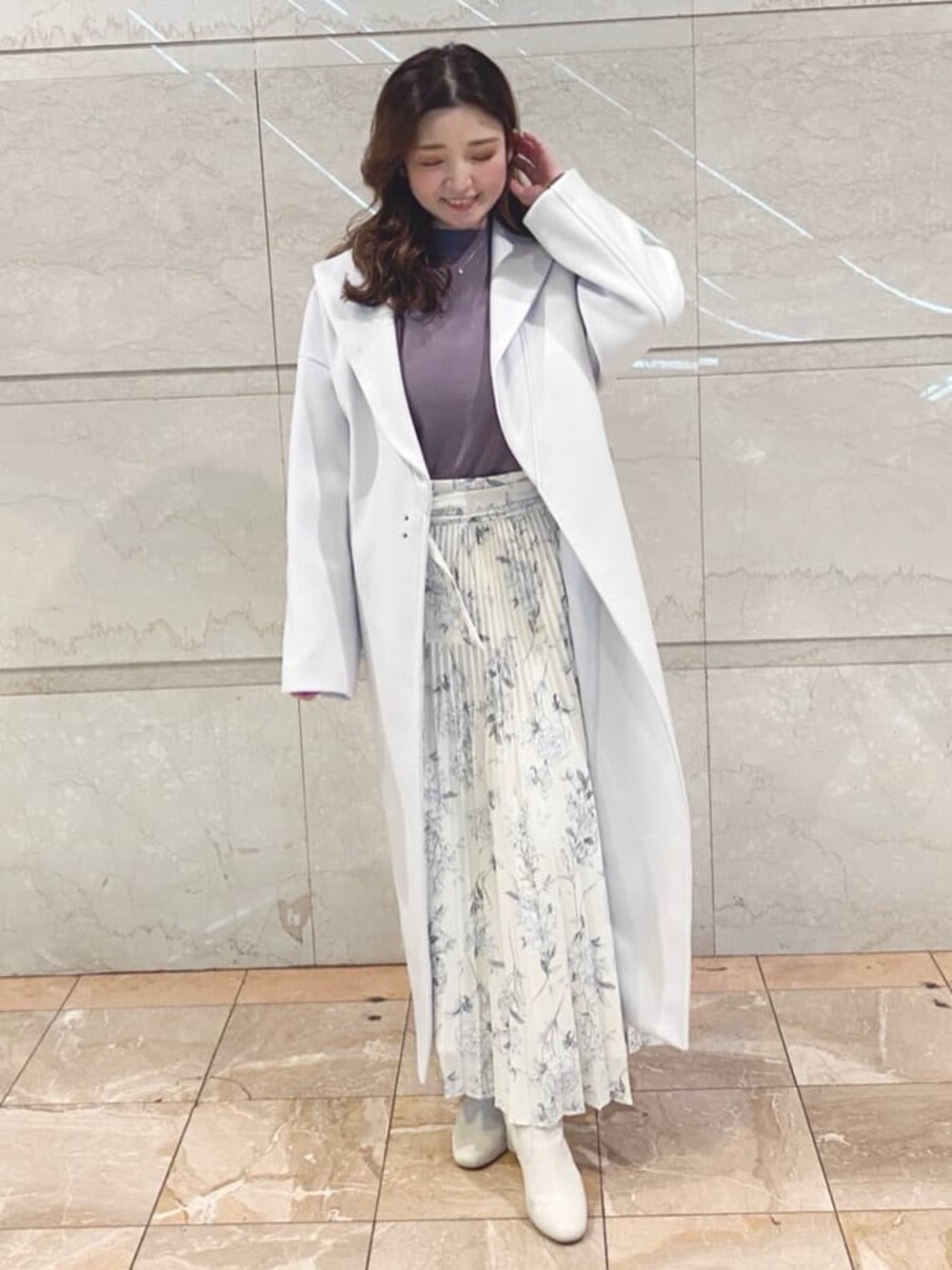 パープル系のステンカラーコートを着用したレディースの冬コーディネートの1枚目の写真