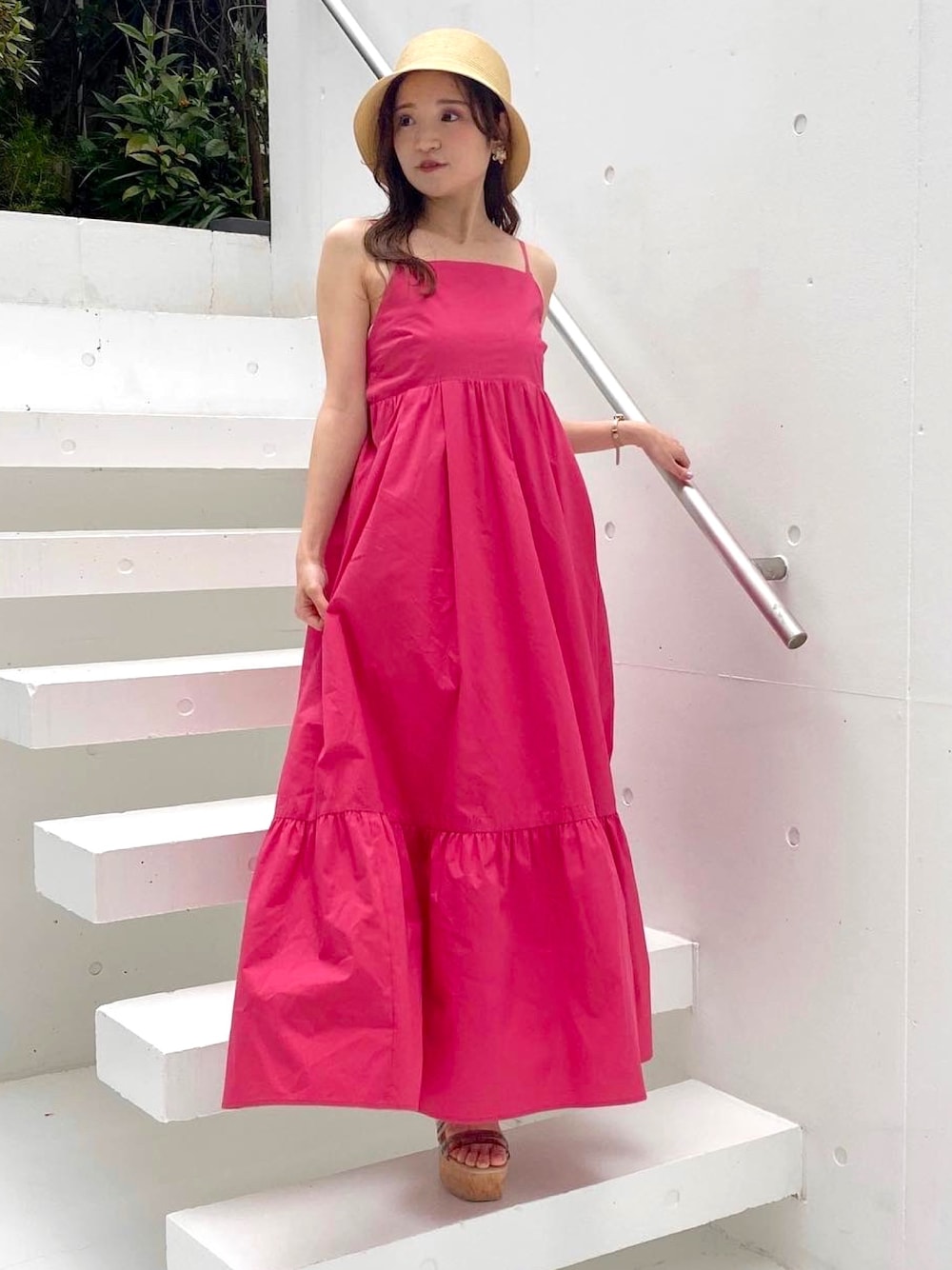 その他のサンダル、ピンク系のワンピース、ベージュ系のハットを着用したレディースの春コーディネートの1枚目の写真