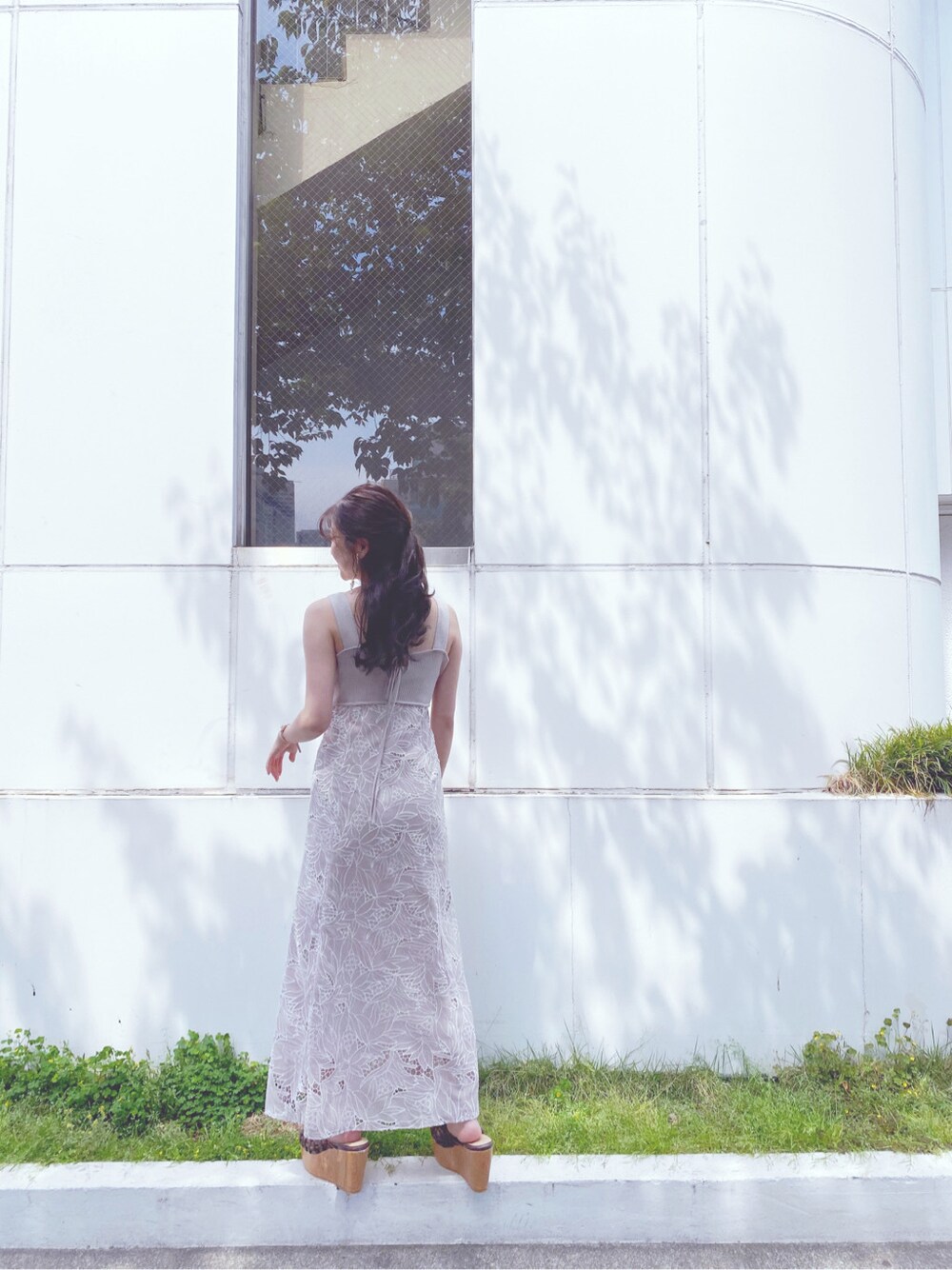 ベージュ系のワンピース、ブラウン系のサンダルを着用したレディースの夏コーディネートの1枚目の写真