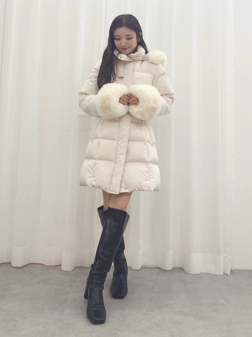「マーキュリーデュオ(MERCURYDUO)、マーキュリーデュオ、アウター、ダウン、ロングコート、ロングダウン、白、白アウター、コート、ロングブーツ、低身長、低身長コーデ、低身長女子、綺麗めコーデ、きれいめカジュアル」｜「MERCURYDUOのストレッチロングブーツ（ブーツ、ブラック系）」を使った、nayuuさん（レディース・150cm）の秋コーディネートの1枚目の写真