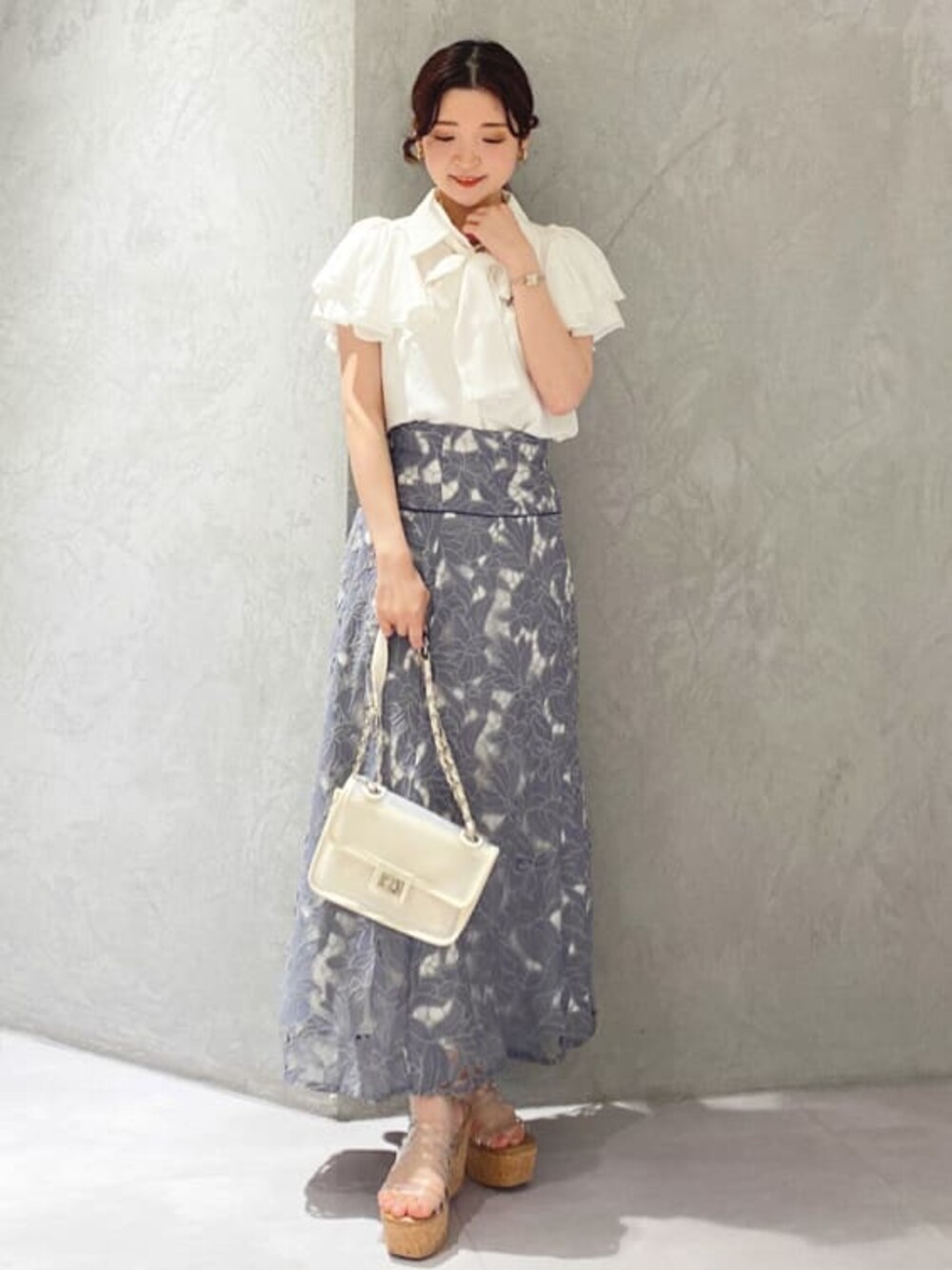 その他のサンダル、ブルー系のスカート、ホワイト系のシャツ/ブラウスを着用したレディースの夏コーディネートの1枚目の写真