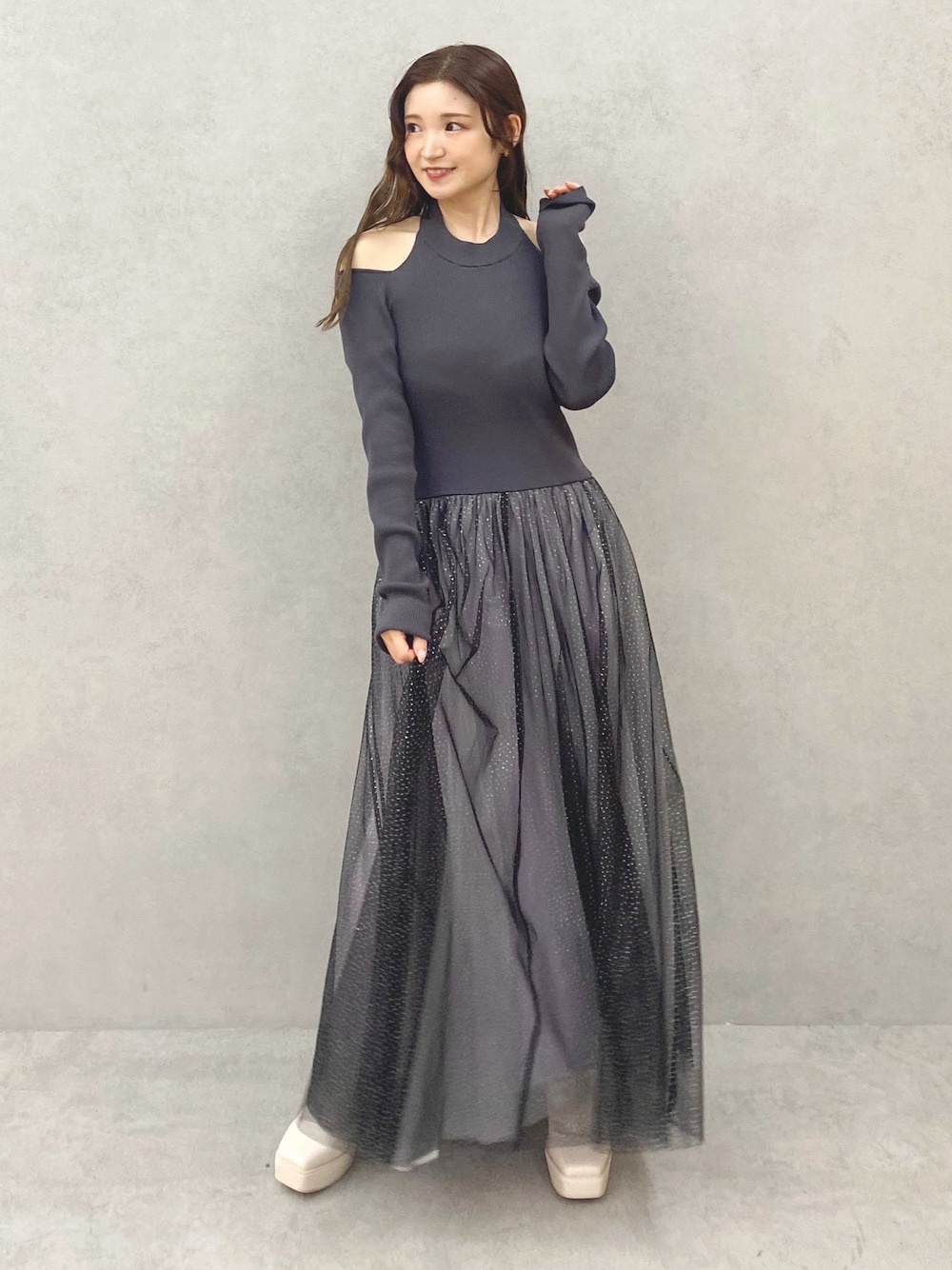 ホワイト系のブーツ、グレー系のワンピースを着用したレディースの秋コーディネートの1枚目の写真