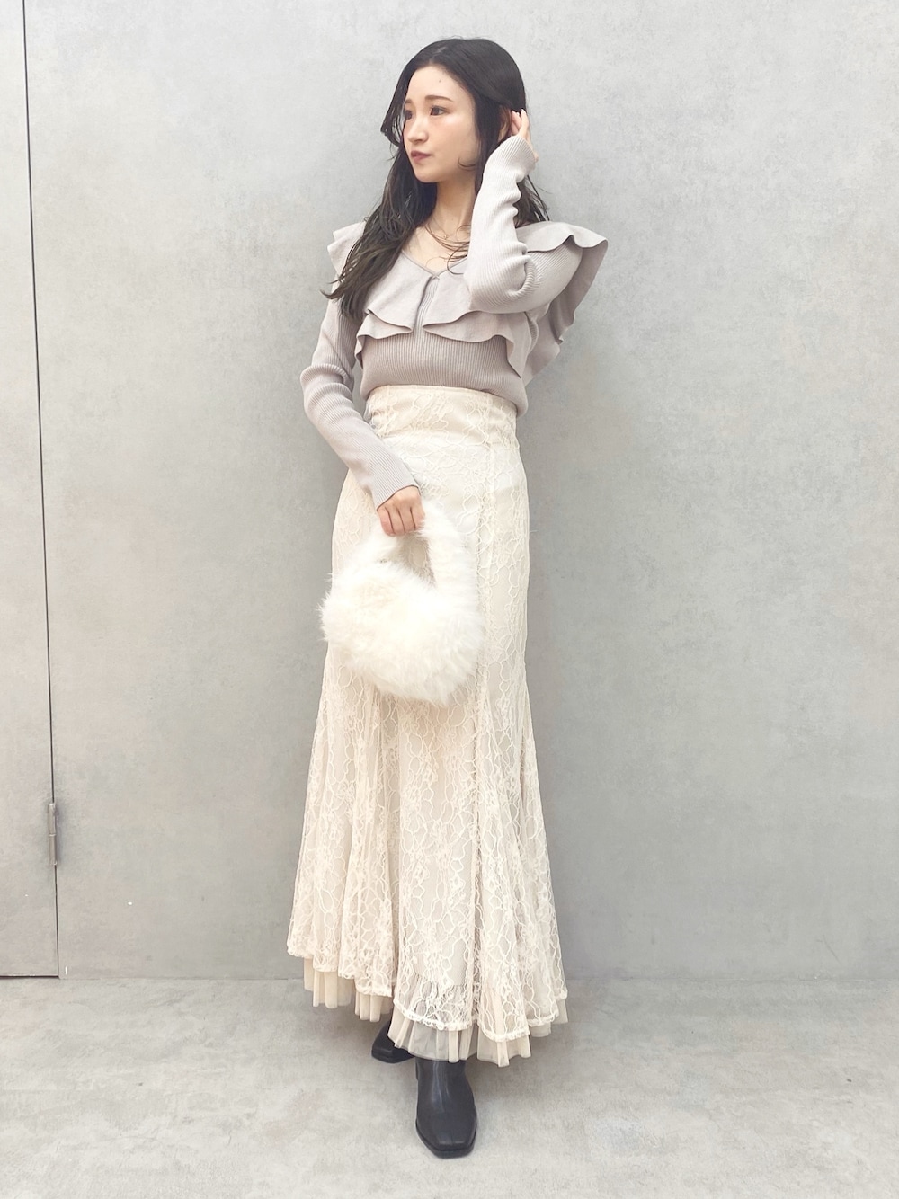 ブラック系のブーツ、ピンク系のニット/セーター、ホワイト系のスカートを着用したレディースの秋コーディネートの1枚目の写真