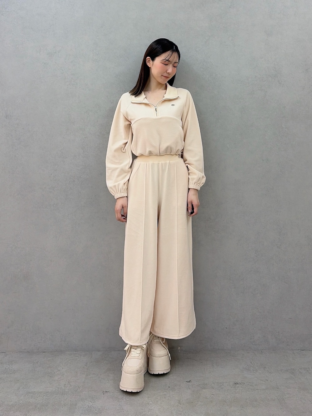 ホワイト系のTシャツ/カットソー、ホワイト系のその他シューズ、ホワイト系のその他パンツを着用したレディースの秋コーディネートの1枚目の写真