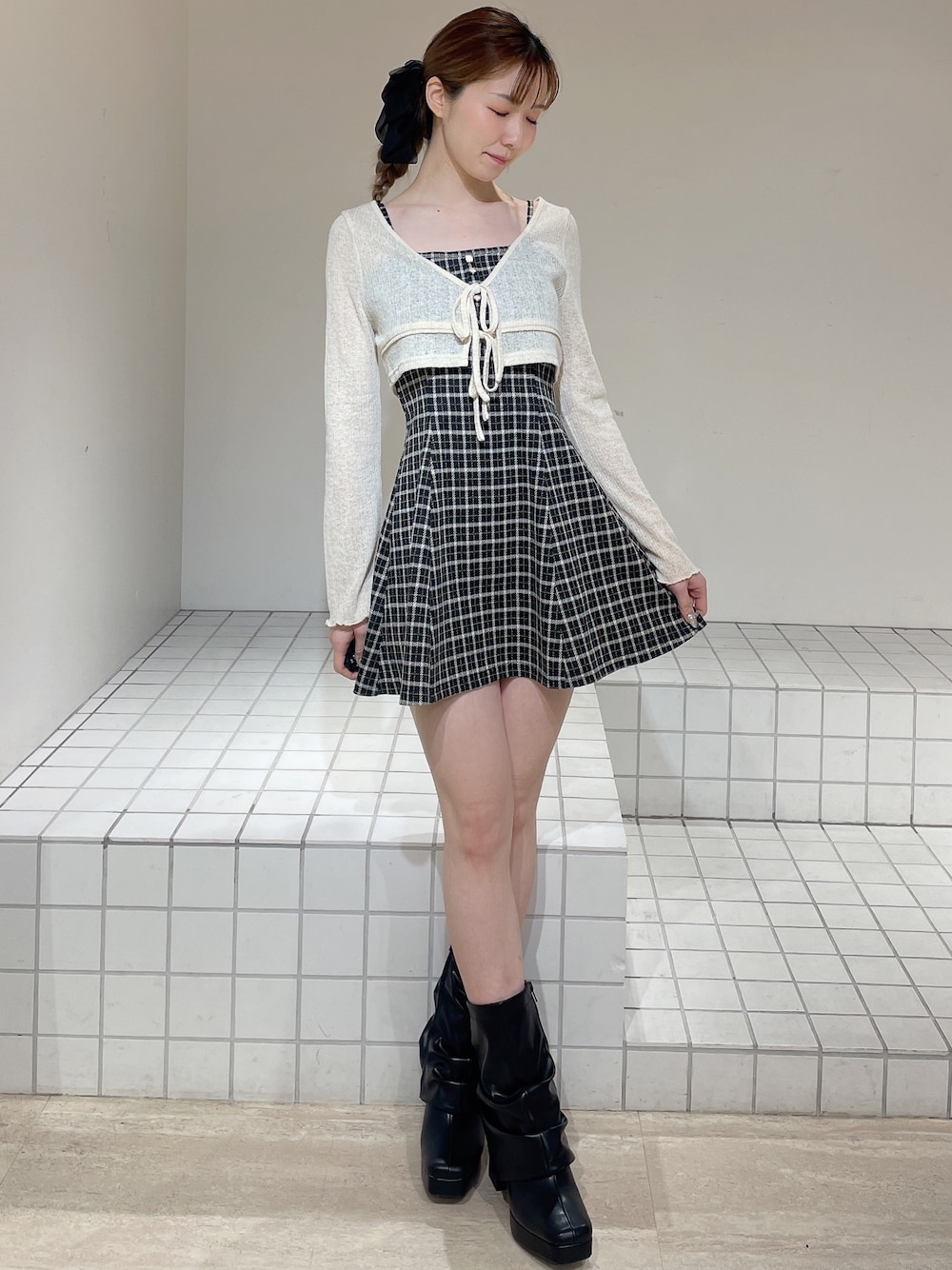 その他のワンピース、ブラック系のブーツ、ホワイト系のブルゾンを着用したレディースの春コーディネートの1枚目の写真