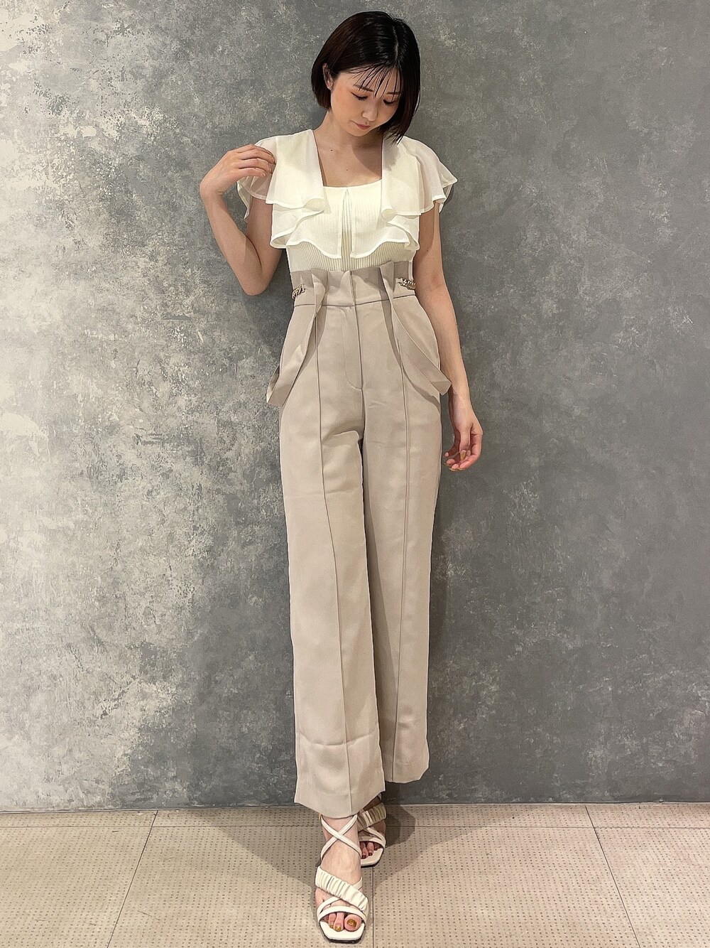 ホワイト系のサンダル、ベージュ系のその他パンツ、ホワイト系のニット/セーターを着用したレディースの春コーディネートの1枚目の写真