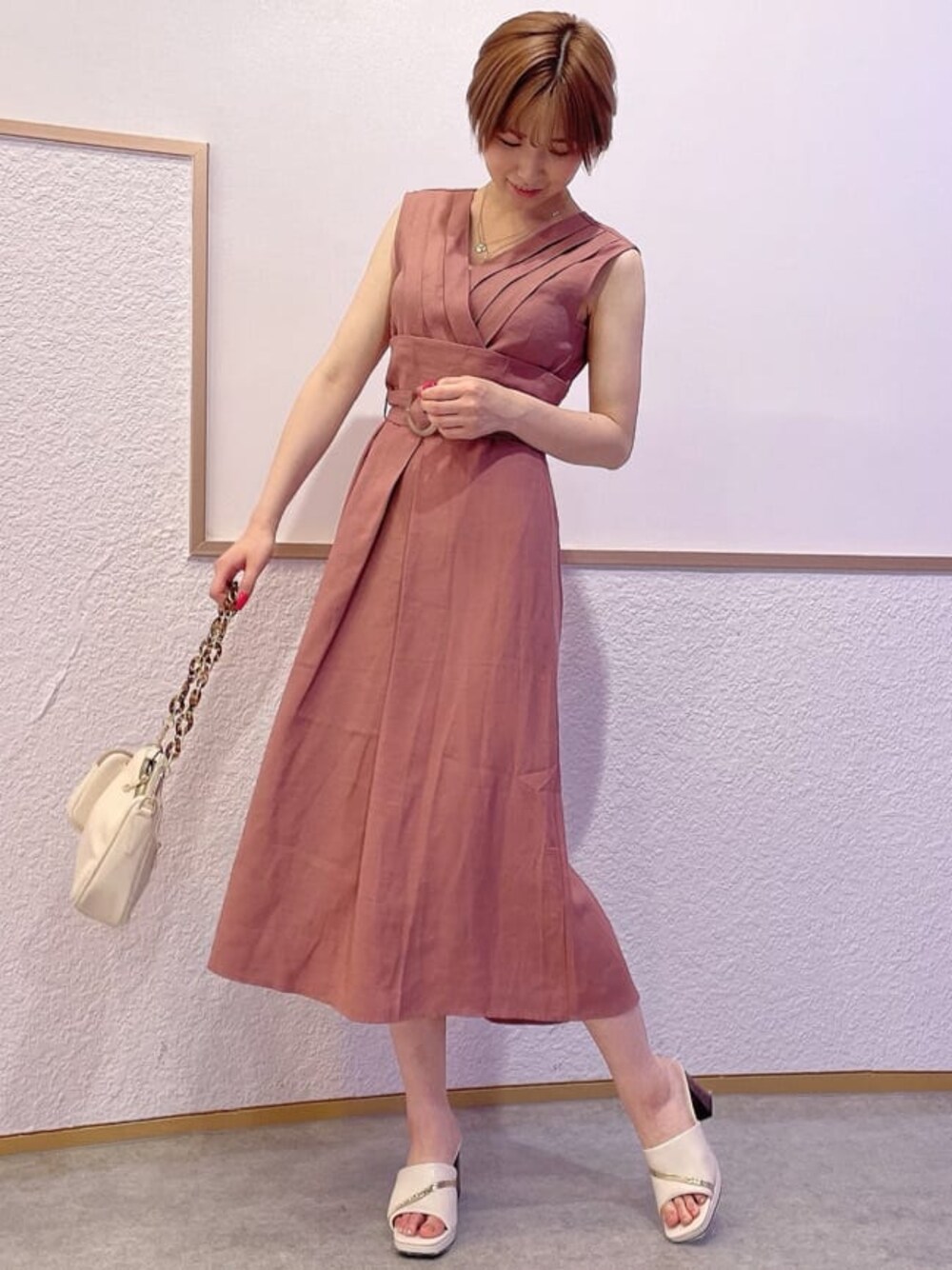 ホワイト系のサンダル、その他のショルダーバッグ、ピンク系のワンピースを着用したレディースの夏コーディネートの1枚目の写真