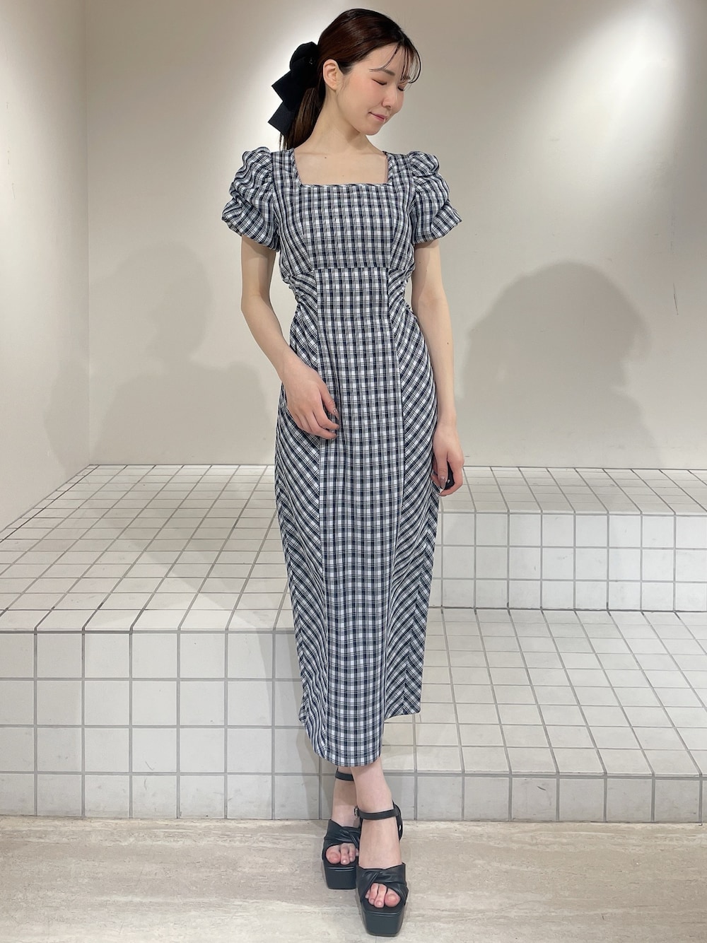 ブルー系のワンピース、ブラック系のサンダル、ブラック系のバレッタ/ヘアクリップを着用したレディースの春コーディネートの1枚目の写真