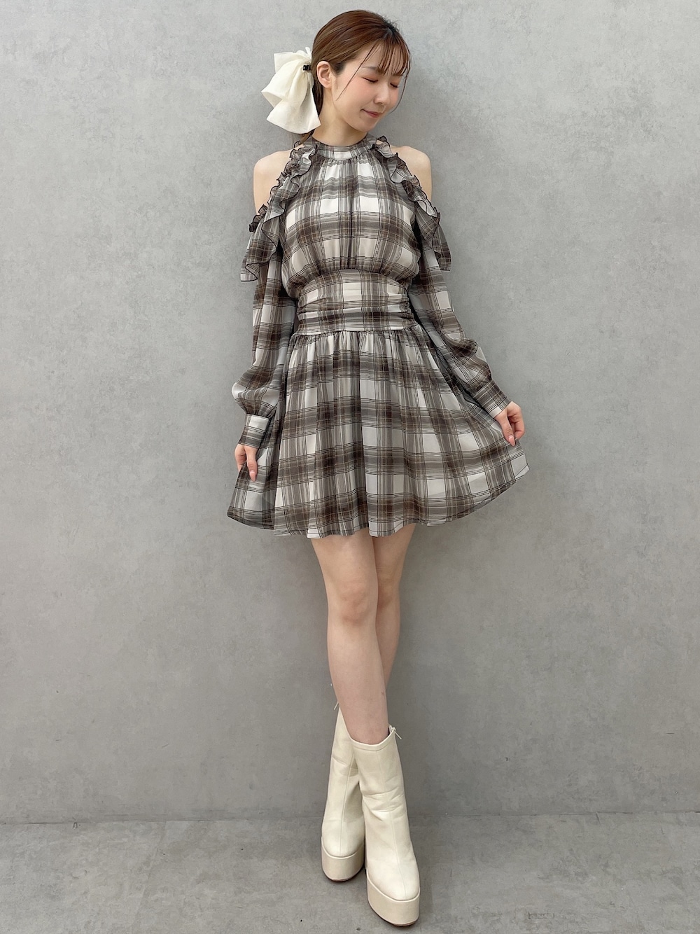 ブラウン系のワンピース、ホワイト系のブーツ、ホワイト系のバレッタ/ヘアクリップを着用したレディースの春コーディネートの1枚目の写真