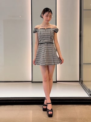 ブラック系のシャツ/ブラウス、ブラック系のスカート、ブラック系のサンダルを着用したレディースの夏コーディネートの1枚目の写真