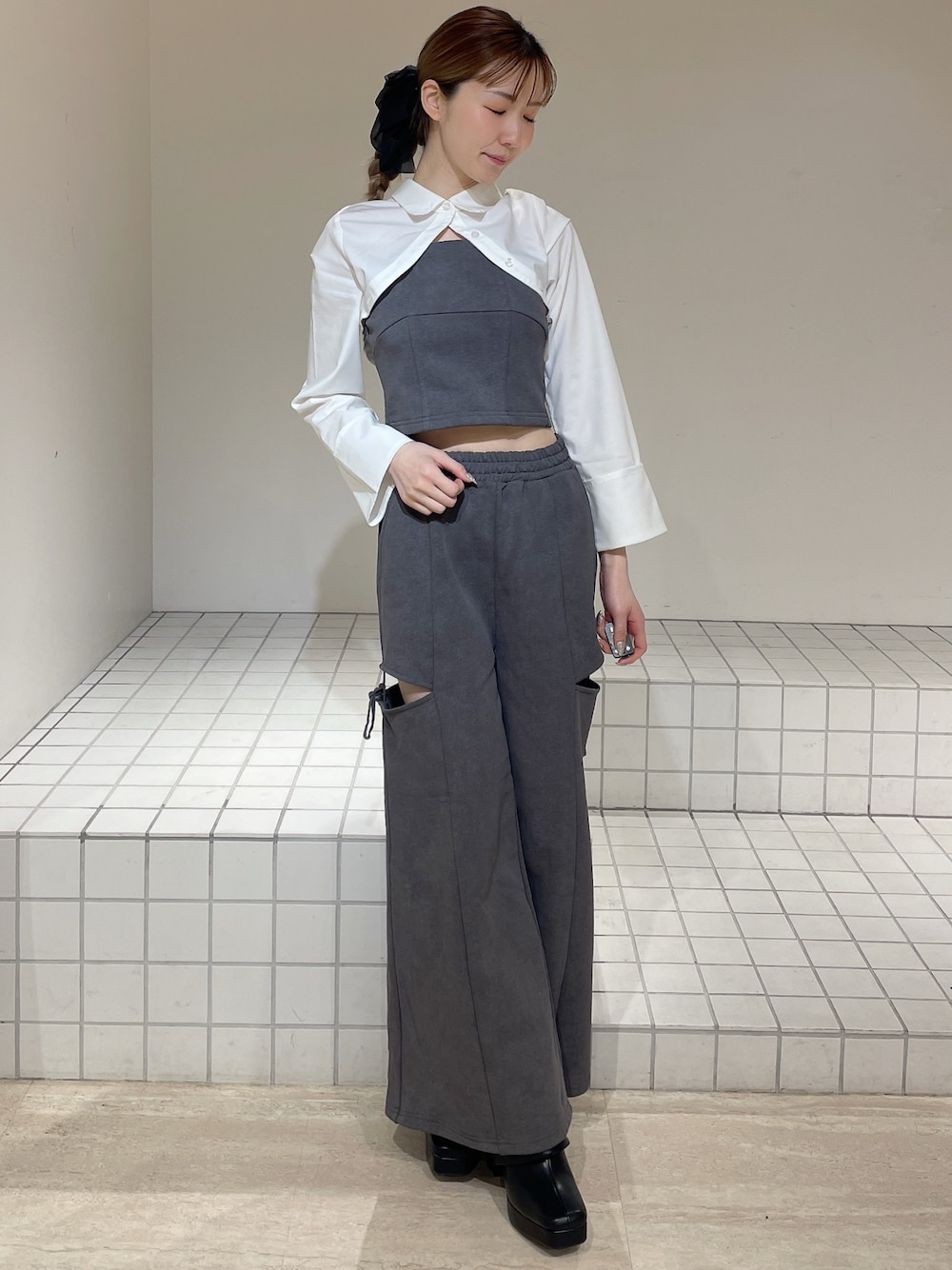 グレー系のTシャツ/カットソー、グレー系のその他パンツ、ブラック系のブーツを着用したレディースの春コーディネートの1枚目の写真