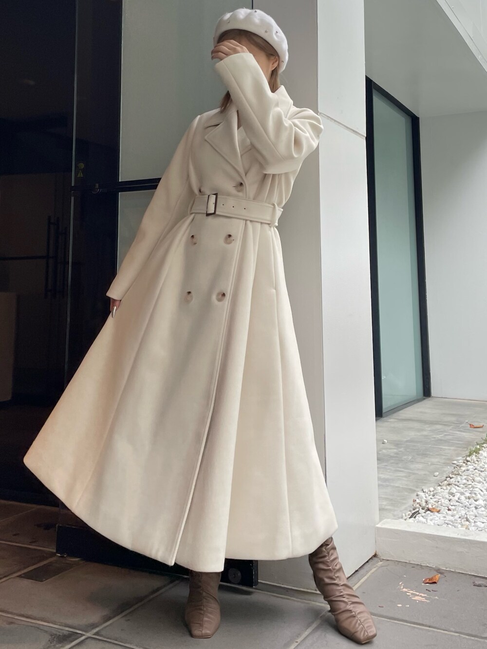 ホワイト系のその他アウター、ベージュ系のブーツを着用したレディースの秋コーディネートの1枚目の写真