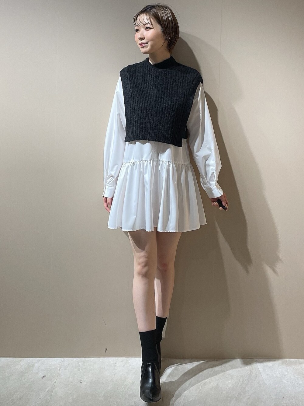 ブラック系のブーツ、ブラック系のニット/セーターを着用したレディースの秋コーディネートの1枚目の写真