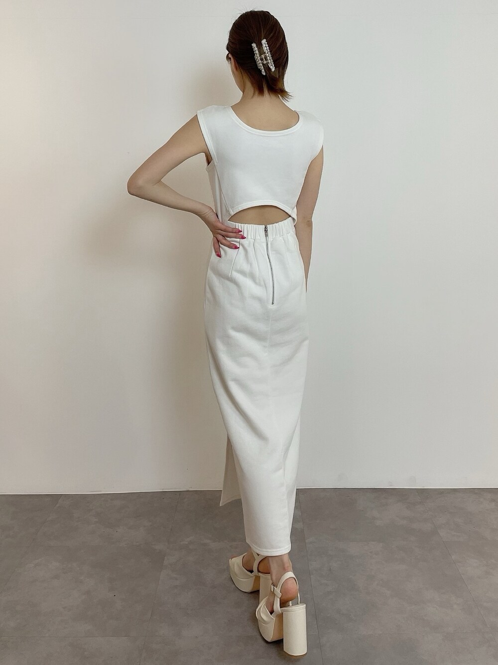 ホワイト系のワンピース、ホワイト系のサンダルを着用したレディースの春コーディネートの1枚目の写真