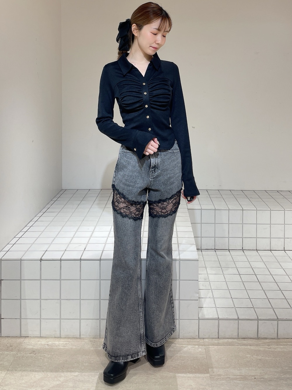 ブラック系のブーツ、グレー系のデニムパンツ、ブラック系のTシャツ/カットソーを着用したレディースの春コーディネートの1枚目の写真