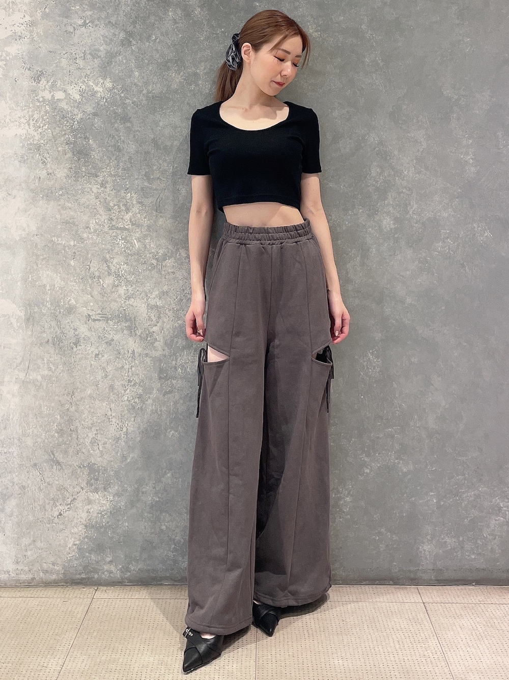 ブラック系のTシャツ/カットソー、グレー系のその他パンツ、ブラック系のパンプスを着用したレディースの夏コーディネートの1枚目の写真