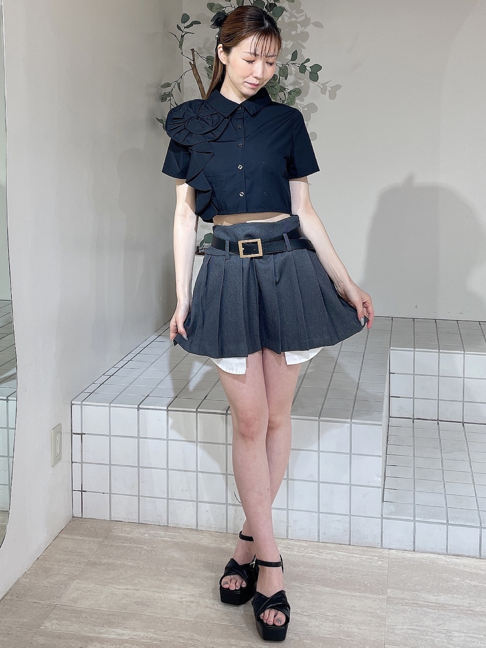 ブラック系のサンダル、ブラック系のシャツ/ブラウス、グレー系のスカートを着用したレディースの夏コーディネートの1枚目の写真