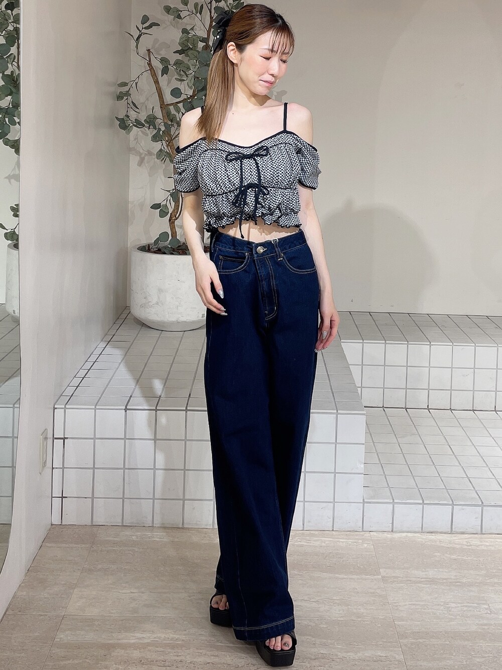 ブラック系のサンダル、ブルー系のデニムパンツ、ブラック系のTシャツ/カットソーを着用したレディースの夏コーディネートの1枚目の写真