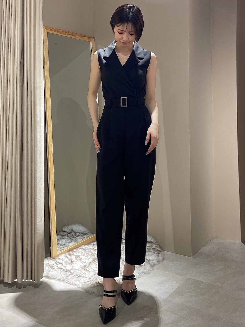 ブラック系のつなぎ/オールインワン、ブラック系のパンプスを着用したレディースの春コーディネートの1枚目の写真