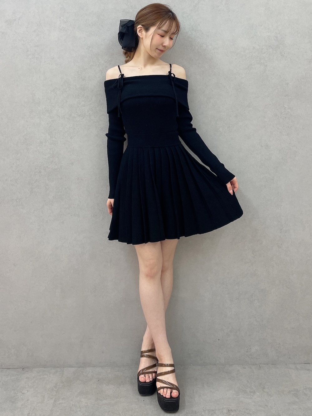 ブラック系のサンダル、ブラック系のワンピース、ブラック系のバレッタ/ヘアクリップを着用したレディースの春コーディネートの1枚目の写真