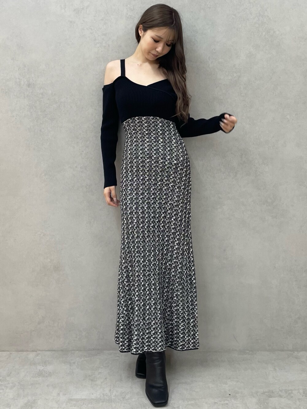 ブラック系のブーツ、ブラック系のワンピースを着用したレディースの夏コーディネートの1枚目の写真