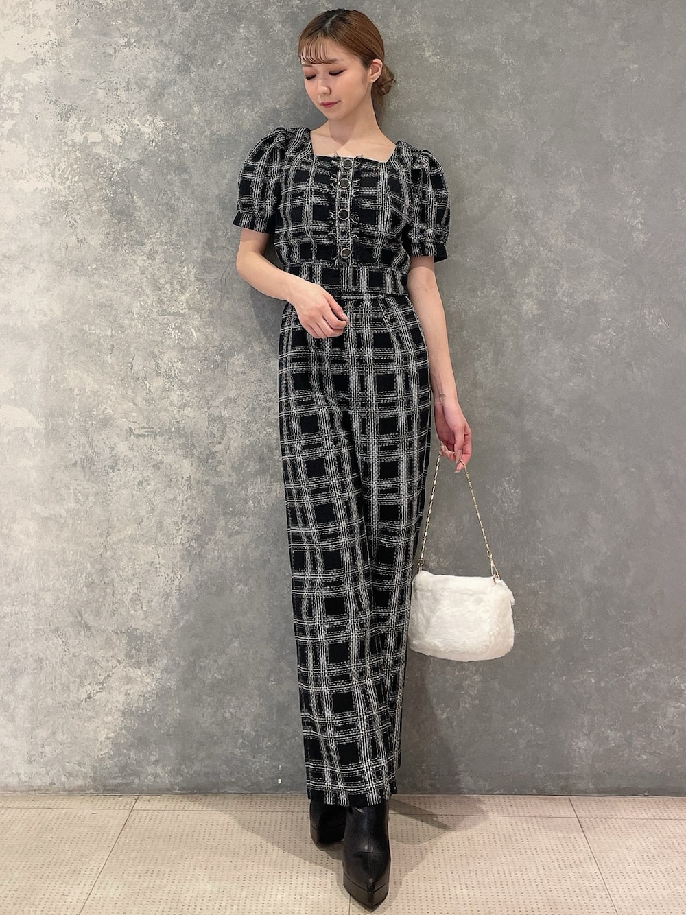 ブラック系のシャツ/ブラウス、ブラック系のその他パンツ、ホワイト系のハンドバッグを着用したレディースの夏コーディネートの1枚目の写真