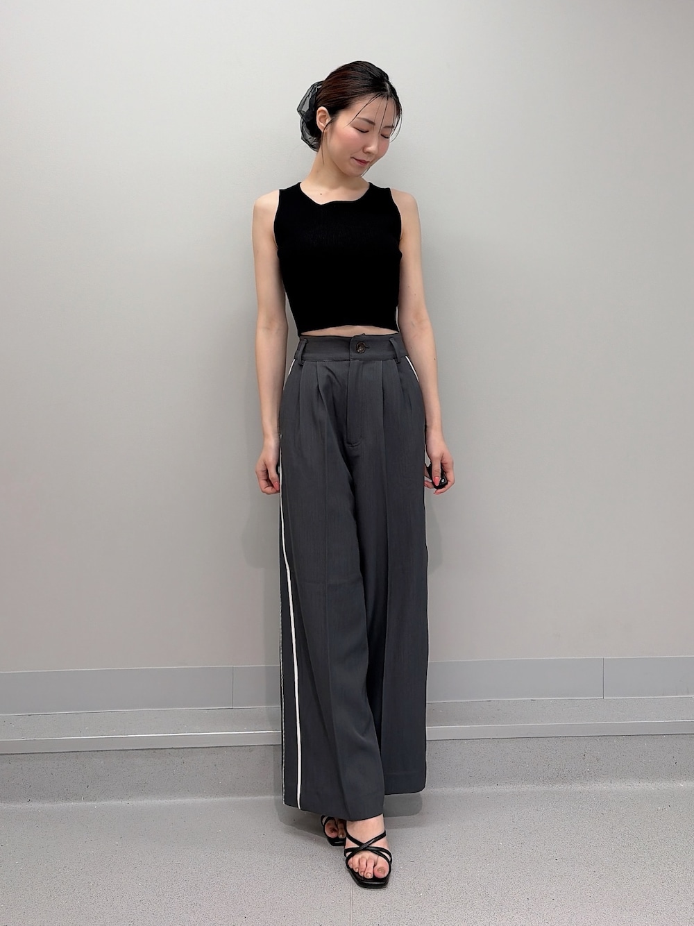 ブラック系のタンクトップ、グレー系のその他パンツ、ブラック系のサンダルを着用したレディースの夏コーディネートの1枚目の写真
