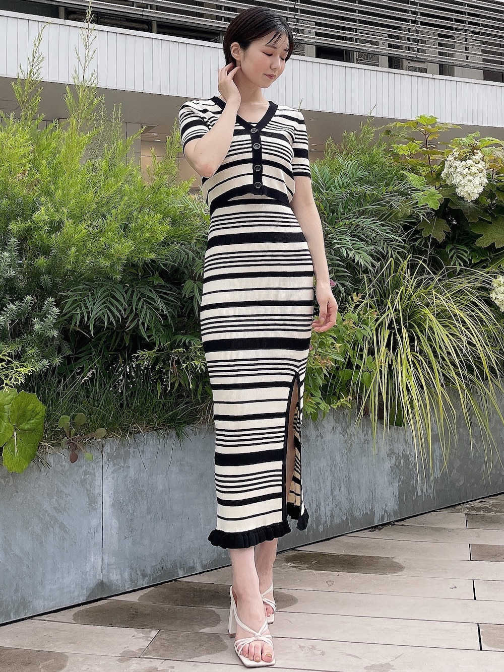 ホワイト系のサンダル、その他のワンピース、その他のカーディガン/ボレロを着用したレディースの夏コーディネートの1枚目の写真