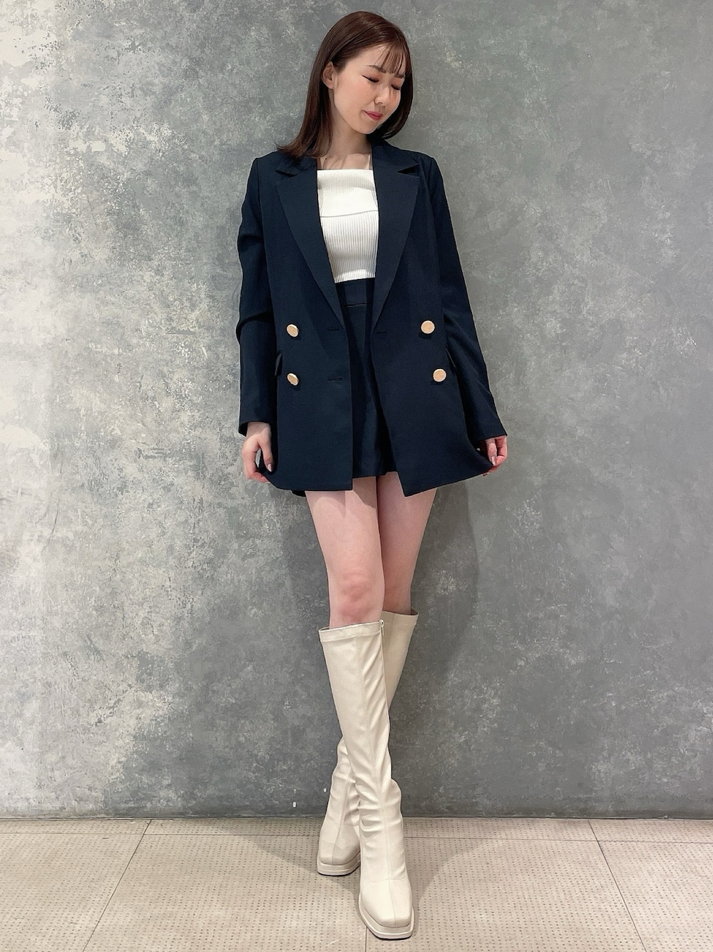 ブルー系のテーラードジャケット、ブルー系のその他パンツ、ホワイト系のニット/セーターを着用したレディースの冬コーディネートの1枚目の写真