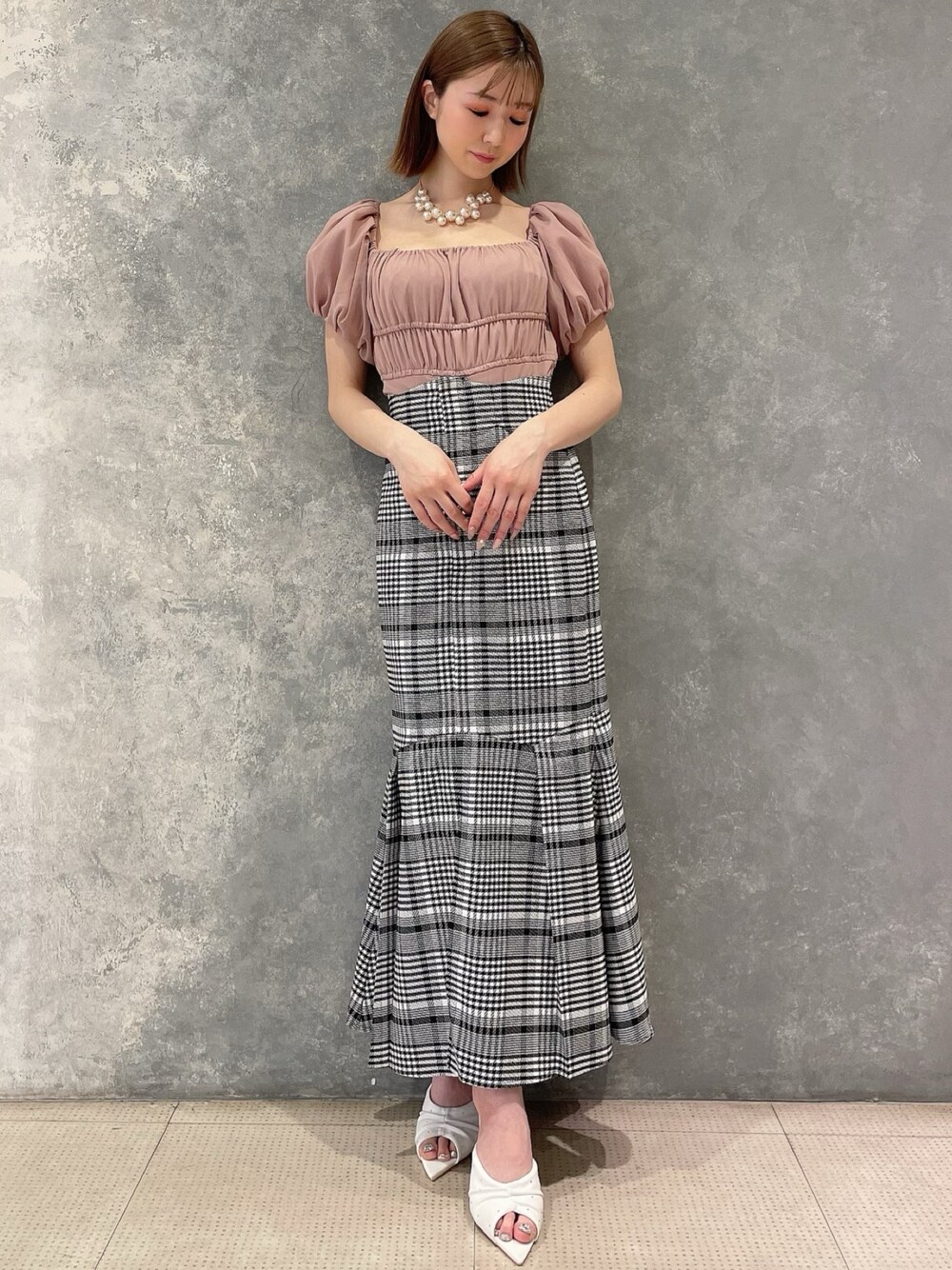 ピンク系のシャツ/ブラウス、その他のスカート、ホワイト系のサンダルを着用したレディースの春コーディネートの1枚目の写真