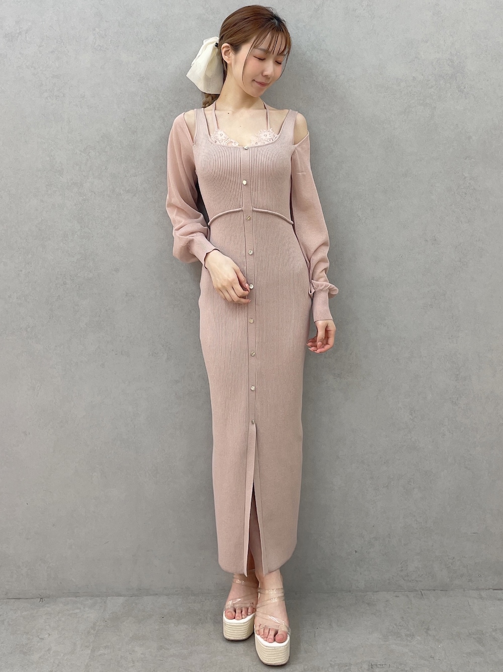 ピンク系のワンピース、ホワイト系のサンダル、ホワイト系のバレッタ/ヘアクリップを着用したレディースの春コーディネートの1枚目の写真