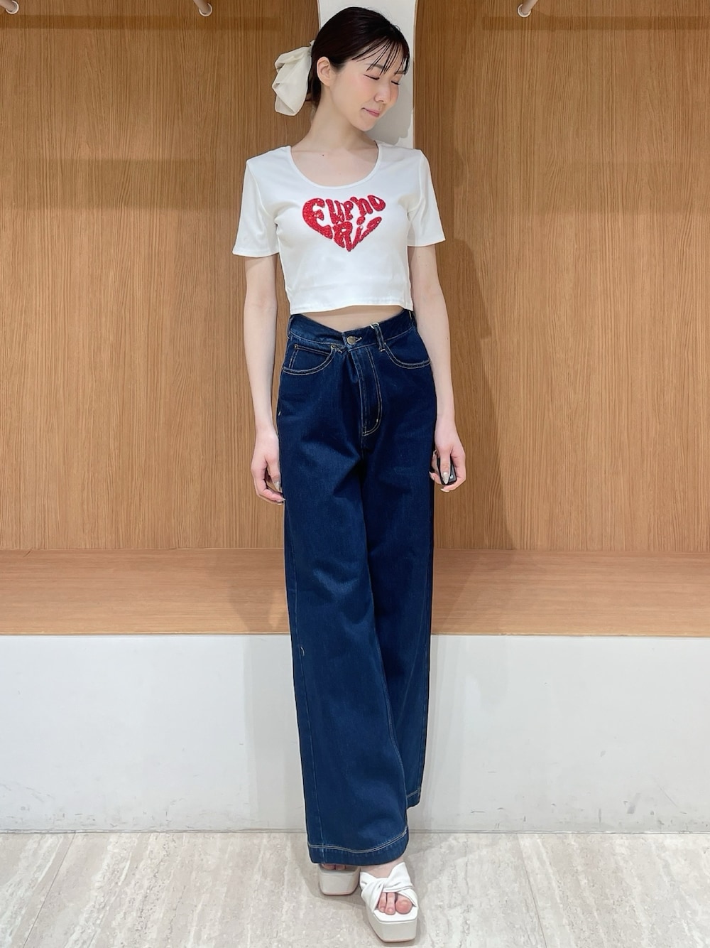 ホワイト系のTシャツ/カットソー、ブルー系のデニムパンツ、ホワイト系のサンダルを着用したレディースの春コーディネートの1枚目の写真