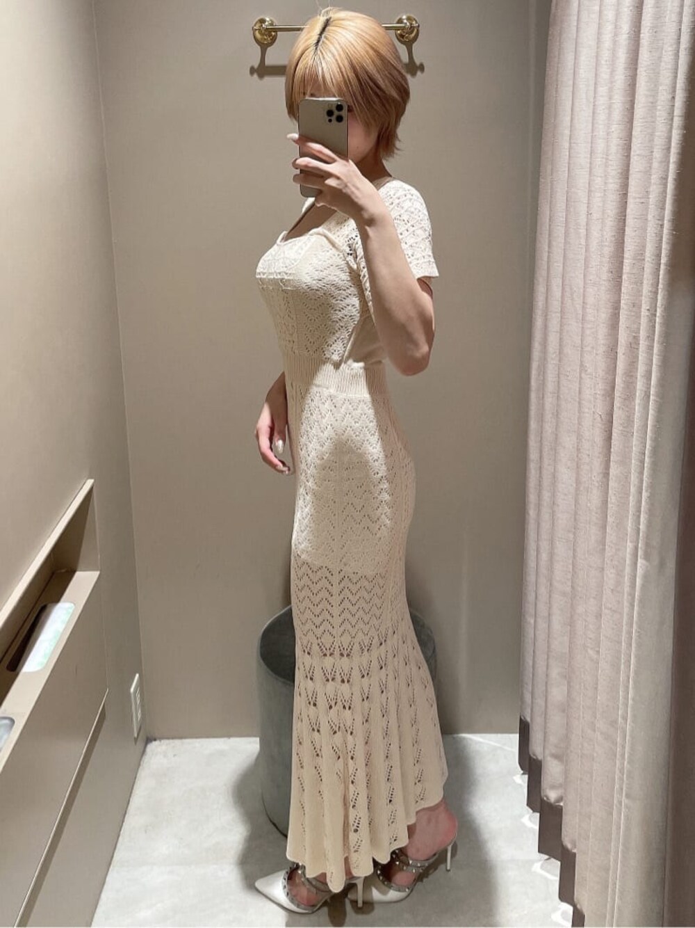 ホワイト系のワンピース、ホワイト系のパンプスを着用したレディースの夏コーディネートの1枚目の写真