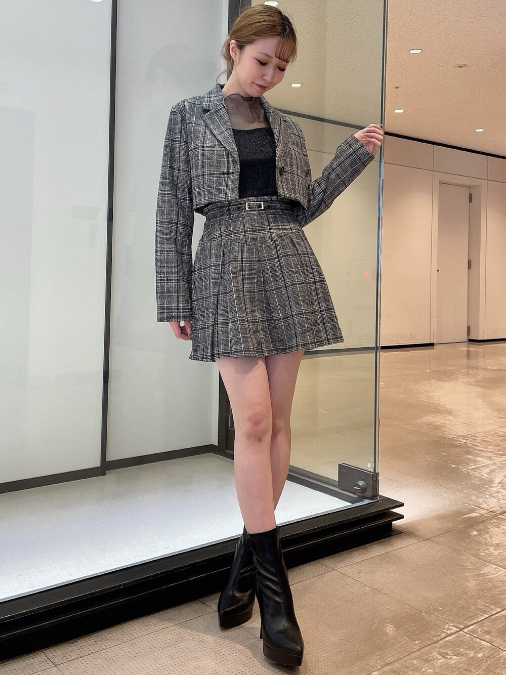 その他のテーラードジャケット、その他のスカート、ブラック系のTシャツ/カットソーを着用したレディースの夏コーディネートの1枚目の写真