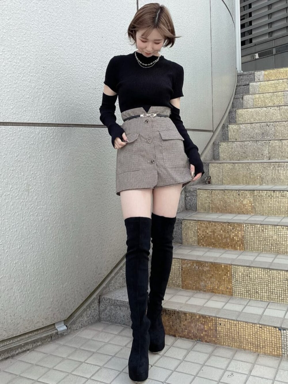 その他のその他パンツ、ブラック系のブーツ、ブラック系のニット/セーターを着用したレディースの秋コーディネートの1枚目の写真