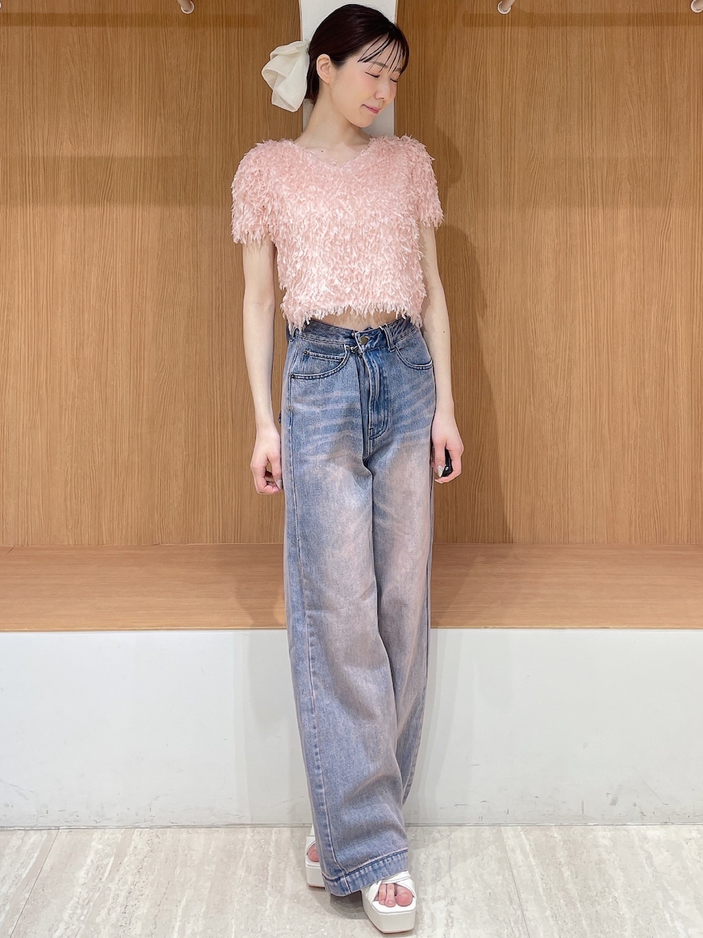 ピンク系のTシャツ/カットソー、ピンク系のデニムパンツ、ホワイト系のサンダルを着用したレディースの春コーディネートの1枚目の写真