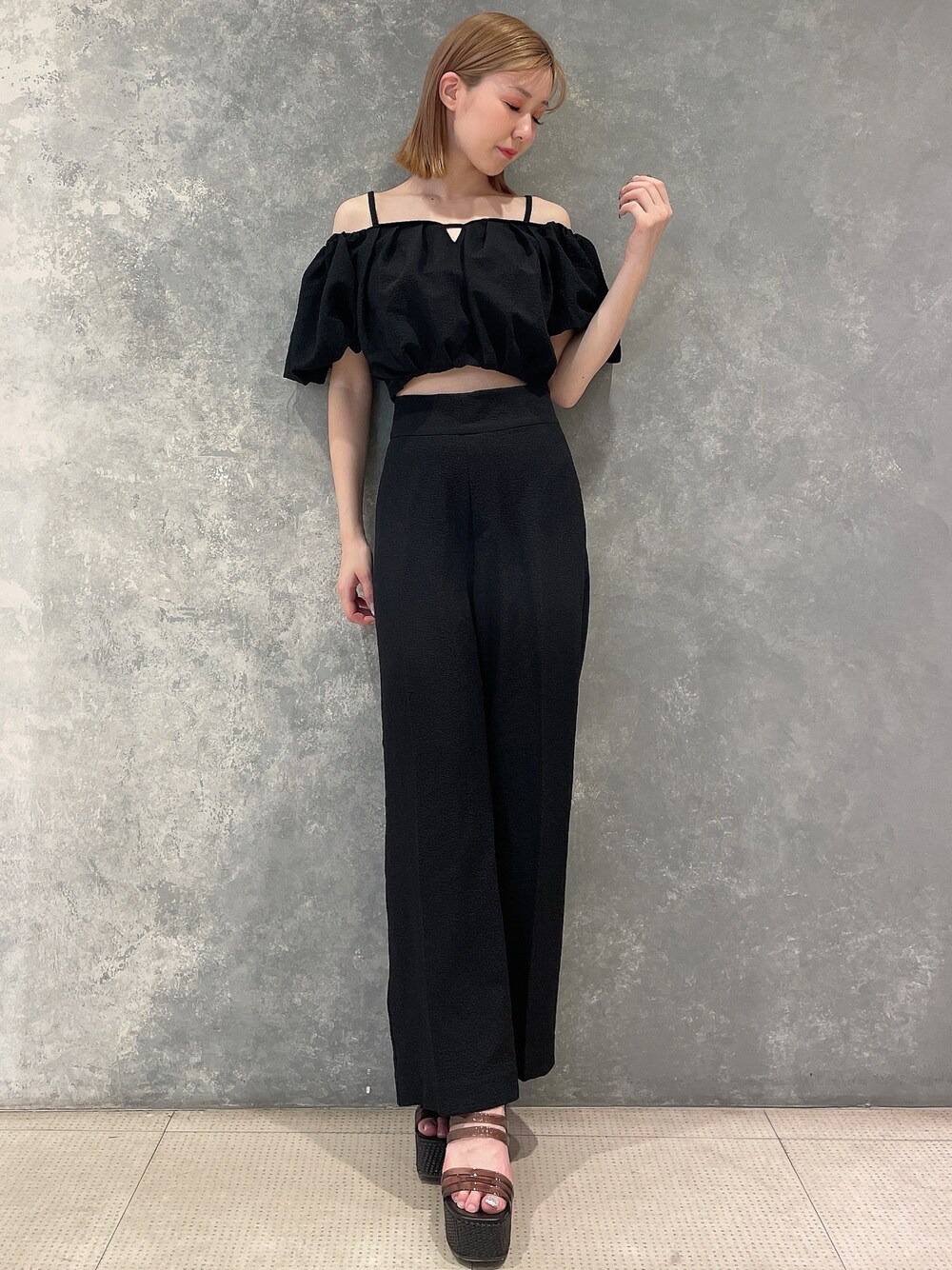 ブラック系のサンダル、ブラック系のその他パンツ、ブラック系のシャツ/ブラウスを着用したレディースの夏コーディネートの1枚目の写真