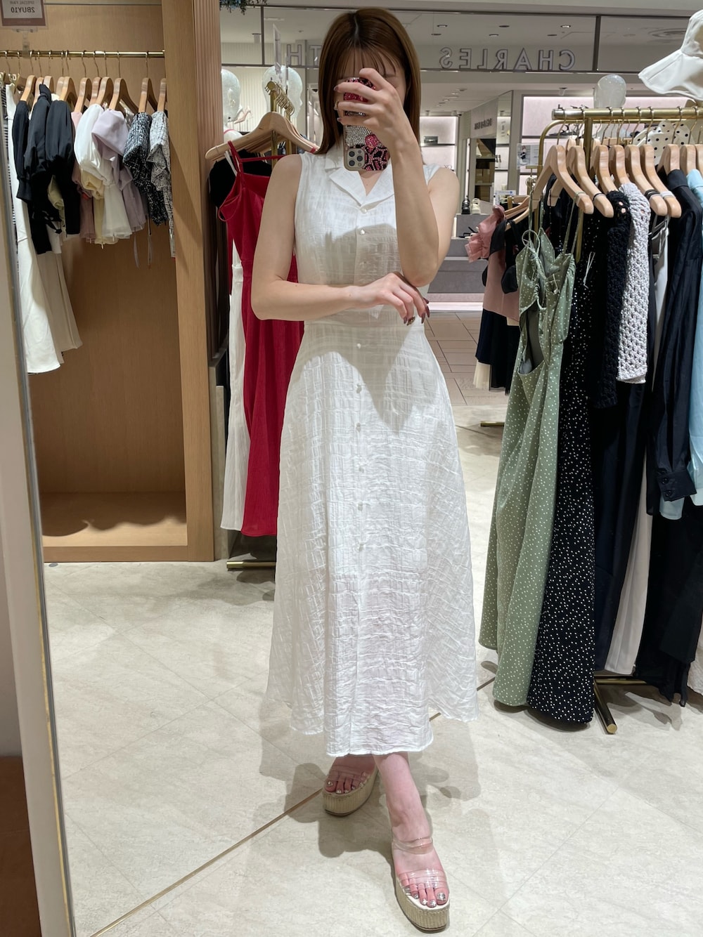 ホワイト系のワンピース、ホワイト系のサンダルを着用したレディースの夏コーディネートの1枚目の写真