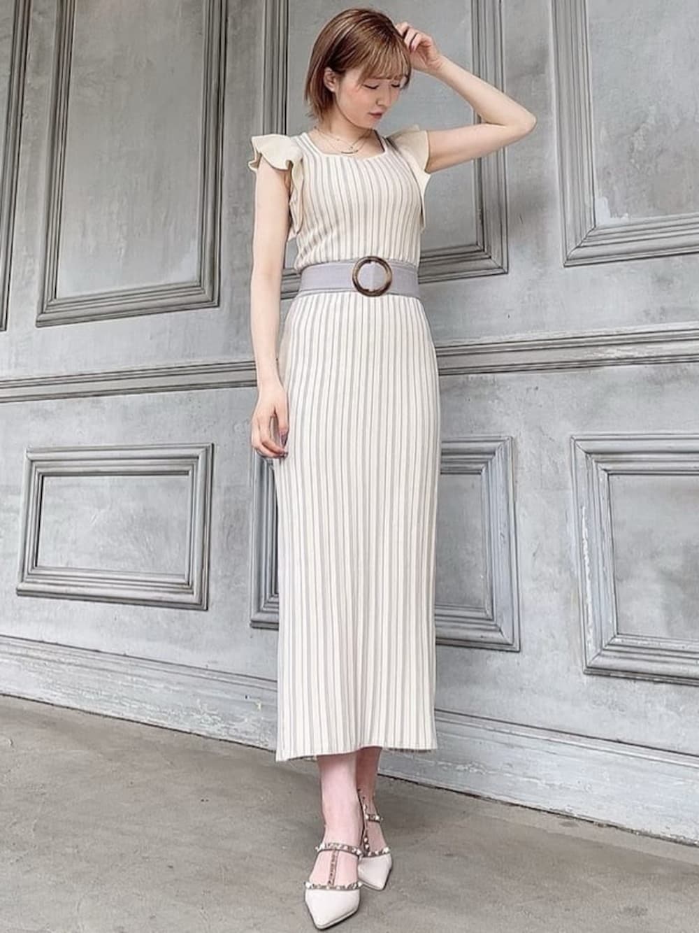 ホワイト系のパンプス、その他のワンピース、シルバー系のネックレスを着用したレディースの春コーディネートの1枚目の写真