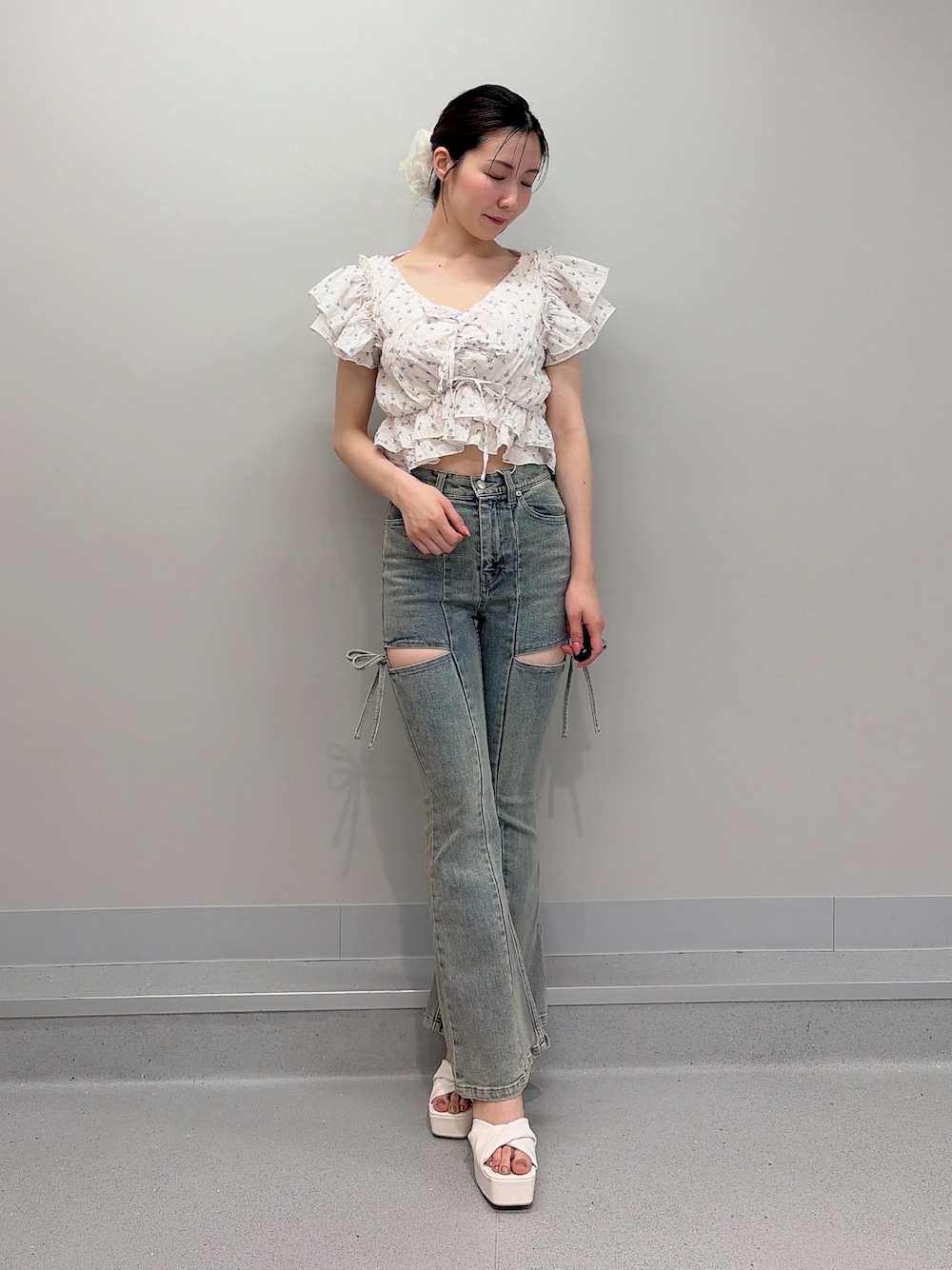ホワイト系のシャツ/ブラウス、ブルー系のデニムパンツ、ホワイト系のサンダルを着用したレディースの夏コーディネートの1枚目の写真