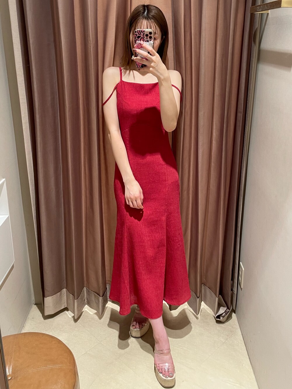 レッド系のワンピース、ホワイト系のサンダルを着用したレディースの夏コーディネートの1枚目の写真